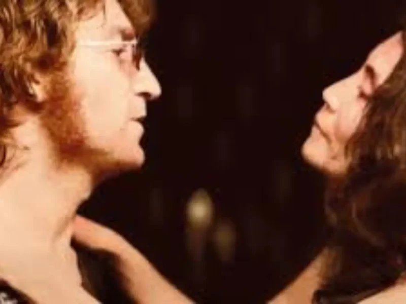 En el vasto universo de las leyendas musicales, pocas parejas han dejado una huella tan profunda y multifacética como John Lennon y Yoko Ono. Su relación, marcada por la creatividad, el activismo y una inquebrantable búsqueda de la paz, continúa fascinando a generaciones. El 10 de junio de 2024, los cines de todo el mundo tuvieron el privilegio de estrenar "One To One: John & Yoko", un documental que arroja nueva luz sobre uno de los capítulos más significativos de su vida y obra: el icónico concierto benéfico "One To One" de 1972. A un año de su lanzamiento, el 10 de junio de 2025 se convierte en una fecha clave para celebrar el primer aniversario de este potente film, que nos invita a redescubrir no solo la música, sino también el espíritu revolucionario y pacifista de una pareja que desafió al mundo a imaginar un futuro mejor. Este documental va más allá de un simple registro musical; es un retrato íntimo de John y Yoko en un momento crucial de sus vidas, utilizando como eje central el "One To One Concert" que tuvo lugar en el Madison Square Garden de Nueva York. Lo que lo convierte en una pieza indispensable para los amantes de la música y la historia es su acceso a material de archivo nunca antes visto, incluyendo metraje restaurado de alta calidad del concierto y grabaciones de audio que revelan conversaciones íntimas y momentos de reflexión. "One To One: John & Yoko" no solo documenta un evento musical, sino que profundiza en la filosofía que impulsaba a John y Yoko, su lucha contra la censura y la guerra, y su inquebrantable creencia en el poder de la unión y la paz a través del arte. Es un testimonio de cómo la música puede ser una poderosa herramienta para el cambio social. El Concierto "One To One" de 1972: Música con Propósito El corazón de este documental es el histórico concierto "One To One", un evento musical que trascendió el mero entretenimiento para convertirse en una declaración de principios. Un Concierto por una Causa: El "One To One Concert" celebrado el 30 de agosto de 1972 en el Madison Square Garden fue mucho más que un espectáculo de rock. Fue un evento benéfico organizado por John Lennon y Yoko Ono para recaudar fondos para el Willowbrook State School, una institución para niños con discapacidades intelectuales que había sido objeto de graves denuncias de abuso y negligencia. La visión de John y Yoko de utilizar su plataforma y su música para apoyar a los más vulnerables resonó profundamente en el público y en la sociedad de la época. El documental captura la urgencia y la pasión detrás de esta causa, mostrando la dedicación de la pareja a la justicia social. El Último Gran Concierto de John Lennon: Este concierto tiene un peso histórico inmenso, ya que fue la última actuación de John Lennon ante una audiencia masiva en un formato de concierto completo antes de su trágico asesinato en 1980. El documental "One To One: John & Yoko" nos permite revivir la energía cruda y la brillantez musical de Lennon en el escenario, interpretando clásicos de su repertorio en solitario y temas icónicos de The Beatles, junto a la Plastic Ono Band. La película ofrece una oportunidad única para experimentar la intensidad de esa noche, desde la emotiva interpretación de "Imagine" hasta la potente declaración de "Give Peace a Chance", todo ello con la fuerza vocal y la presencia escénica que lo caracterizaban. Yoko Ono: Co-protagonista y Fuerza Creativa: El documental también pone de relieve el papel crucial de Yoko Ono, no solo como la compañera de vida de John, sino como una artista y activista por derecho propio. Su participación en el concierto, tanto a través de su música experimental como de su presencia inquebrantable al lado de Lennon, es un testimonio de su influencia y su visión artística compartida. "One To One: John & Yoko" se asegura de presentar a Yoko no solo como la musa, sino como la colaboradora creativa y el alma gemela de John, desafiando las narrativas simplistas que a menudo han eclipsado su contribución. Su presencia en el escenario y su activismo son elementos esenciales del documental. La Restauración y el Acceso a Material Inédito: Un Tesoro Audiovisual Uno de los mayores atractivos de "One To One: John & Yoko" es la meticulosa restauración de su material de archivo y la inclusión de grabaciones nunca antes vistas. Calidad Visual y Sonora Impresionante: El documental se beneficia de una cuidadosa restauración del metraje original del concierto, lo que permite a los espectadores experimentar la actuación con una calidad visual y sonora que supera con creces lo que estaba disponible anteriormente. Las imágenes restauradas, los colores vibrantes y el audio nítido transportan al público directamente al Madison Square Garden de 1972, recreando la atmósfera de ese evento histórico. Esta atención al detalle técnico es crucial para un documental musical, ya que permite que la música y la emoción del momento brillen con una claridad renovada. Conversaciones Íntimas y Reflexiones Personales: Más allá del concierto, "One To One: John & Yoko" incluye grabaciones de audio y conversaciones íntimas entre John y Yoko. Estos momentos ofrecen una ventana única a sus pensamientos, sus sueños, sus frustraciones y su amor mutuo. El documental no solo muestra su faceta pública como estrellas de rock y activistas, sino que también revela su humanidad, sus vulnerabilidades y la profunda conexión que compartían. Estas revelaciones personales añaden una capa de profundidad emocional al film, permitiendo al público conocer mejor a las personas detrás de los mitos. Un Testimonio de la Lucha por la Paz: El documental no rehúye los desafíos que enfrentaron John y Yoko en su activismo por la paz, incluyendo la vigilancia del FBI, la amenaza de deportación y la constante crítica pública. A través de este material de archivo, el documental subraya la perseverancia de la pareja en su mensaje de paz y amor, a pesar de las adversidades. Es un testimonio de su coraje y su convicción en la capacidad de la gente para unirse y generar un cambio positivo en el mundo. La película actúa como un recordatorio de que su lucha por la paz sigue siendo relevante hoy en día. Temas Centrales: Activismo, Amor y el Poder de la Música "One To One: John & Yoko" teje una compleja red de temas que van más allá del mero entretenimiento musical. Música como Herramienta para el Cambio Social: El documental refuerza la creencia de John Lennon y Yoko Ono en la música como una poderosa herramienta para el cambio social y la concienciación. El concierto "One To One" no fue solo un evento de recaudación de fondos, sino una plataforma para difundir un mensaje de paz, justicia y compasión en un momento de gran agitación política y social. La película celebra la idea de que los artistas pueden y deben usar su voz para abordar problemas importantes y movilizar a las personas hacia causas nobles. La Fuerza de una Relación Simbiótica: La relación entre John y Yoko es presentada como una fuerza simbiótica, donde ambos se inspiraban mutuamente en su arte y activismo. El documental muestra cómo su amor y su compromiso compartido eran el motor detrás de su incansable trabajo por la paz. La película desafía las percepciones populares sobre su relación, destacando el respeto mutuo, la colaboración creativa y el apoyo incondicional que se brindaban, especialmente durante los momentos de mayor presión y escrutinio público. Es una historia de amor que se entrelaza con una misión global. El Legado de Paz y Activismo: El "One To One Concert" y el documental que lo retrata son una pieza fundamental del legado de John Lennon y Yoko Ono en su lucha por la paz. La película nos recuerda que, a pesar de los años transcurridos, sus mensajes de unidad, compasión y resistencia pacífica siguen siendo profundamente relevantes en el mundo actual. El documental sirve como un faro de esperanza y un llamado a la acción para las nuevas generaciones, inspirándolas a encontrar sus propias voces y a trabajar por un futuro más justo y pacífico. El Impacto del Documental y su Relevancia a un Año de su Estreno "One To One: John & Yoko" no solo es una cápsula del tiempo, sino una obra que resuena con la actualidad y su estreno en 2024 dejó una marca significativa. Recepción de la Crítica y el Público: Desde su estreno el 10 de junio de 2024, "One To One: John & Yoko" ha sido recibido con entusiasmo tanto por la crítica como por los fans. Los elogios se han centrado en la calidad de la restauración, la profundidad de los materiales de archivo y la forma en que el documental humaniza a John y Yoko, mostrando su vulnerabilidad y su pasión. Los fans han celebrado la oportunidad de revivir un momento histórico y de conocer facetas menos exploradas de la pareja. Su impacto ha sido unánime, consolidándose como un documental esencial para comprender el legado de Lennon y Ono. Disponibilidad y Nuevas Audiencias en 2025: A un año de su estreno, "One To One: John & Yoko" sigue siendo accesible para el público a través de diversas plataformas de streaming, formatos digitales y, ocasionalmente, proyecciones especiales en cines. El 10 de junio de 2025 es la fecha perfecta para que nuevas audiencias descubran este potente documental. Su disponibilidad en estas plataformas asegura que el mensaje de paz y la música de John y Yoko continúen llegando a las nuevas generaciones, manteniéndose relevante y fresco a pesar del paso del tiempo. Un Recordatorio Constante de la Esperanza: En un mundo que a menudo parece dividido y conflictivo, el mensaje de paz y unidad de John y Yoko, tan brillantemente capturado en "One To One: John & Yoko", sigue siendo un faro de esperanza. El documental nos recuerda la importancia de alzar la voz por lo que es justo, de utilizar el arte como una forma de resistencia y de creer en la posibilidad de un futuro mejor. Es una obra atemporal que nos invita a reflexionar sobre nuestro propio papel en la construcción de un mundo más pacífico, reafirmando el poder de la conexión humana y el impacto duradero de dos almas unidas por una causa. Conclusión: Celebrando un Legado Eterno el 10 de Junio de 2025 El 10 de junio de 2025 marca el primer aniversario de un documental que se ha ganado un lugar especial en la historia del cine musical y el activismo: "One To One: John & Yoko". Más que un simple registro de un concierto, esta película es una ventana a la compleja y apasionada relación de John Lennon y Yoko Ono, su incansable lucha por la paz y su creencia inquebrantable en el poder transformador de la música. A través de un material de archivo cuidadosamente restaurado y momentos íntimos, el documental nos invita a revivir la energía del icónico concierto "One To One" de 1972 y a sumergirnos en la mente de dos visionarios que se atrevieron a imaginar un mundo sin fronteras ni guerras. "One To One: John & Yoko" es un testimonio conmovedor y poderoso de un legado que sigue resonando con la misma fuerza, recordándonos que el amor y la paz son, en última instancia, las melodías más poderosas que la humanidad puede componer. Una obra esencial para cualquier persona que crea en el arte como fuerza de cambio y en la esperanza como motor de la vida.