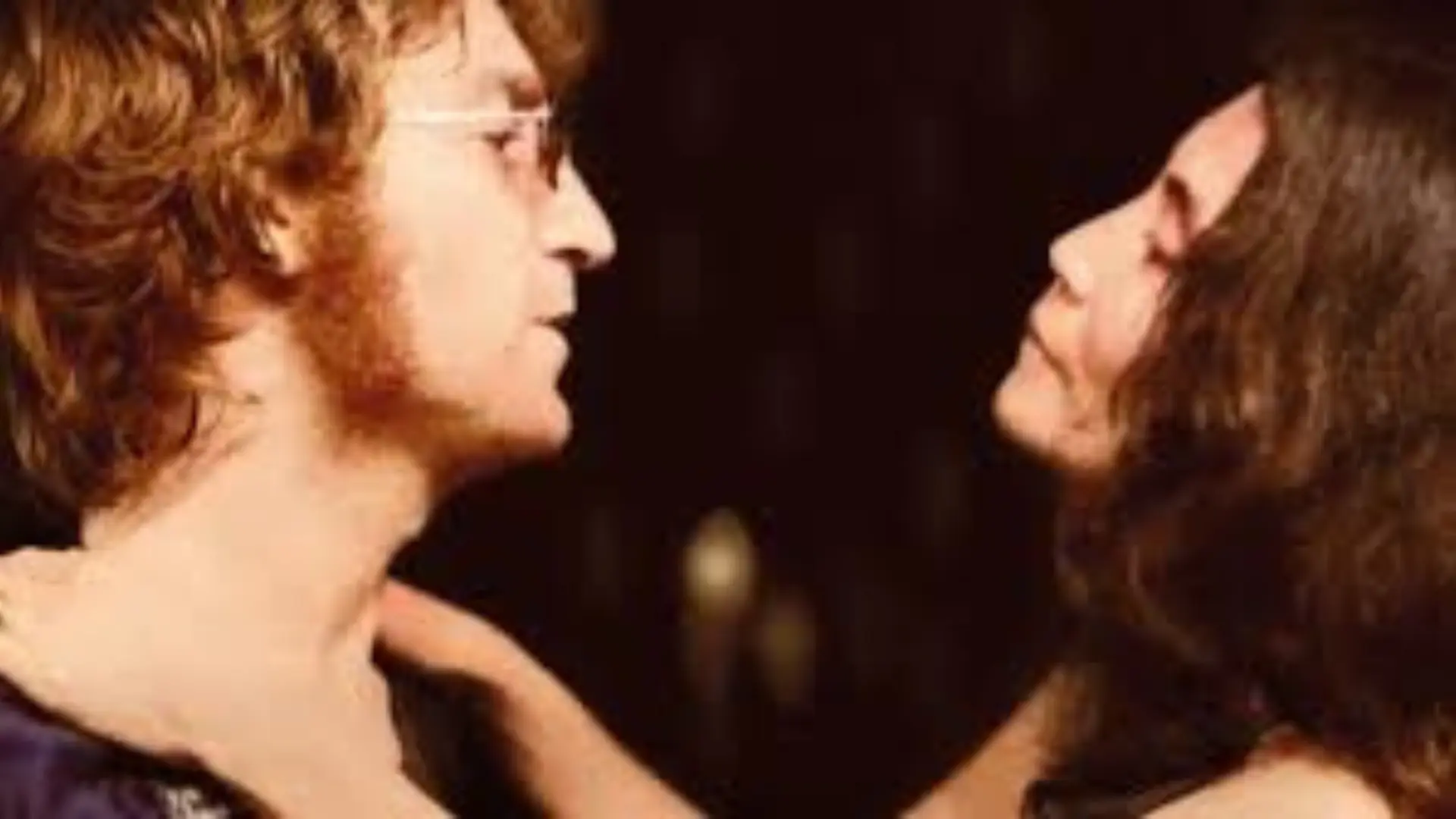 En el vasto universo de las leyendas musicales, pocas parejas han dejado una huella tan profunda y multifacética como John Lennon y Yoko Ono. Su relación, marcada por la creatividad, el activismo y una inquebrantable búsqueda de la paz, continúa fascinando a generaciones. El 10 de junio de 2024, los cines de todo el mundo tuvieron el privilegio de estrenar "One To One: John & Yoko", un documental que arroja nueva luz sobre uno de los capítulos más significativos de su vida y obra: el icónico concierto benéfico "One To One" de 1972. A un año de su lanzamiento, el 10 de junio de 2025 se convierte en una fecha clave para celebrar el primer aniversario de este potente film, que nos invita a redescubrir no solo la música, sino también el espíritu revolucionario y pacifista de una pareja que desafió al mundo a imaginar un futuro mejor. Este documental va más allá de un simple registro musical; es un retrato íntimo de John y Yoko en un momento crucial de sus vidas, utilizando como eje central el "One To One Concert" que tuvo lugar en el Madison Square Garden de Nueva York. Lo que lo convierte en una pieza indispensable para los amantes de la música y la historia es su acceso a material de archivo nunca antes visto, incluyendo metraje restaurado de alta calidad del concierto y grabaciones de audio que revelan conversaciones íntimas y momentos de reflexión. "One To One: John & Yoko" no solo documenta un evento musical, sino que profundiza en la filosofía que impulsaba a John y Yoko, su lucha contra la censura y la guerra, y su inquebrantable creencia en el poder de la unión y la paz a través del arte. Es un testimonio de cómo la música puede ser una poderosa herramienta para el cambio social. El Concierto "One To One" de 1972: Música con Propósito El corazón de este documental es el histórico concierto "One To One", un evento musical que trascendió el mero entretenimiento para convertirse en una declaración de principios. Un Concierto por una Causa: El "One To One Concert" celebrado el 30 de agosto de 1972 en el Madison Square Garden fue mucho más que un espectáculo de rock. Fue un evento benéfico organizado por John Lennon y Yoko Ono para recaudar fondos para el Willowbrook State School, una institución para niños con discapacidades intelectuales que había sido objeto de graves denuncias de abuso y negligencia. La visión de John y Yoko de utilizar su plataforma y su música para apoyar a los más vulnerables resonó profundamente en el público y en la sociedad de la época. El documental captura la urgencia y la pasión detrás de esta causa, mostrando la dedicación de la pareja a la justicia social. El Último Gran Concierto de John Lennon: Este concierto tiene un peso histórico inmenso, ya que fue la última actuación de John Lennon ante una audiencia masiva en un formato de concierto completo antes de su trágico asesinato en 1980. El documental "One To One: John & Yoko" nos permite revivir la energía cruda y la brillantez musical de Lennon en el escenario, interpretando clásicos de su repertorio en solitario y temas icónicos de The Beatles, junto a la Plastic Ono Band. La película ofrece una oportunidad única para experimentar la intensidad de esa noche, desde la emotiva interpretación de "Imagine" hasta la potente declaración de "Give Peace a Chance", todo ello con la fuerza vocal y la presencia escénica que lo caracterizaban. Yoko Ono: Co-protagonista y Fuerza Creativa: El documental también pone de relieve el papel crucial de Yoko Ono, no solo como la compañera de vida de John, sino como una artista y activista por derecho propio. Su participación en el concierto, tanto a través de su música experimental como de su presencia inquebrantable al lado de Lennon, es un testimonio de su influencia y su visión artística compartida. "One To One: John & Yoko" se asegura de presentar a Yoko no solo como la musa, sino como la colaboradora creativa y el alma gemela de John, desafiando las narrativas simplistas que a menudo han eclipsado su contribución. Su presencia en el escenario y su activismo son elementos esenciales del documental. La Restauración y el Acceso a Material Inédito: Un Tesoro Audiovisual Uno de los mayores atractivos de "One To One: John & Yoko" es la meticulosa restauración de su material de archivo y la inclusión de grabaciones nunca antes vistas. Calidad Visual y Sonora Impresionante: El documental se beneficia de una cuidadosa restauración del metraje original del concierto, lo que permite a los espectadores experimentar la actuación con una calidad visual y sonora que supera con creces lo que estaba disponible anteriormente. Las imágenes restauradas, los colores vibrantes y el audio nítido transportan al público directamente al Madison Square Garden de 1972, recreando la atmósfera de ese evento histórico. Esta atención al detalle técnico es crucial para un documental musical, ya que permite que la música y la emoción del momento brillen con una claridad renovada. Conversaciones Íntimas y Reflexiones Personales: Más allá del concierto, "One To One: John & Yoko" incluye grabaciones de audio y conversaciones íntimas entre John y Yoko. Estos momentos ofrecen una ventana única a sus pensamientos, sus sueños, sus frustraciones y su amor mutuo. El documental no solo muestra su faceta pública como estrellas de rock y activistas, sino que también revela su humanidad, sus vulnerabilidades y la profunda conexión que compartían. Estas revelaciones personales añaden una capa de profundidad emocional al film, permitiendo al público conocer mejor a las personas detrás de los mitos. Un Testimonio de la Lucha por la Paz: El documental no rehúye los desafíos que enfrentaron John y Yoko en su activismo por la paz, incluyendo la vigilancia del FBI, la amenaza de deportación y la constante crítica pública. A través de este material de archivo, el documental subraya la perseverancia de la pareja en su mensaje de paz y amor, a pesar de las adversidades. Es un testimonio de su coraje y su convicción en la capacidad de la gente para unirse y generar un cambio positivo en el mundo. La película actúa como un recordatorio de que su lucha por la paz sigue siendo relevante hoy en día. Temas Centrales: Activismo, Amor y el Poder de la Música "One To One: John & Yoko" teje una compleja red de temas que van más allá del mero entretenimiento musical. Música como Herramienta para el Cambio Social: El documental refuerza la creencia de John Lennon y Yoko Ono en la música como una poderosa herramienta para el cambio social y la concienciación. El concierto "One To One" no fue solo un evento de recaudación de fondos, sino una plataforma para difundir un mensaje de paz, justicia y compasión en un momento de gran agitación política y social. La película celebra la idea de que los artistas pueden y deben usar su voz para abordar problemas importantes y movilizar a las personas hacia causas nobles. La Fuerza de una Relación Simbiótica: La relación entre John y Yoko es presentada como una fuerza simbiótica, donde ambos se inspiraban mutuamente en su arte y activismo. El documental muestra cómo su amor y su compromiso compartido eran el motor detrás de su incansable trabajo por la paz. La película desafía las percepciones populares sobre su relación, destacando el respeto mutuo, la colaboración creativa y el apoyo incondicional que se brindaban, especialmente durante los momentos de mayor presión y escrutinio público. Es una historia de amor que se entrelaza con una misión global. El Legado de Paz y Activismo: El "One To One Concert" y el documental que lo retrata son una pieza fundamental del legado de John Lennon y Yoko Ono en su lucha por la paz. La película nos recuerda que, a pesar de los años transcurridos, sus mensajes de unidad, compasión y resistencia pacífica siguen siendo profundamente relevantes en el mundo actual. El documental sirve como un faro de esperanza y un llamado a la acción para las nuevas generaciones, inspirándolas a encontrar sus propias voces y a trabajar por un futuro más justo y pacífico. El Impacto del Documental y su Relevancia a un Año de su Estreno "One To One: John & Yoko" no solo es una cápsula del tiempo, sino una obra que resuena con la actualidad y su estreno en 2024 dejó una marca significativa. Recepción de la Crítica y el Público: Desde su estreno el 10 de junio de 2024, "One To One: John & Yoko" ha sido recibido con entusiasmo tanto por la crítica como por los fans. Los elogios se han centrado en la calidad de la restauración, la profundidad de los materiales de archivo y la forma en que el documental humaniza a John y Yoko, mostrando su vulnerabilidad y su pasión. Los fans han celebrado la oportunidad de revivir un momento histórico y de conocer facetas menos exploradas de la pareja. Su impacto ha sido unánime, consolidándose como un documental esencial para comprender el legado de Lennon y Ono. Disponibilidad y Nuevas Audiencias en 2025: A un año de su estreno, "One To One: John & Yoko" sigue siendo accesible para el público a través de diversas plataformas de streaming, formatos digitales y, ocasionalmente, proyecciones especiales en cines. El 10 de junio de 2025 es la fecha perfecta para que nuevas audiencias descubran este potente documental. Su disponibilidad en estas plataformas asegura que el mensaje de paz y la música de John y Yoko continúen llegando a las nuevas generaciones, manteniéndose relevante y fresco a pesar del paso del tiempo. Un Recordatorio Constante de la Esperanza: En un mundo que a menudo parece dividido y conflictivo, el mensaje de paz y unidad de John y Yoko, tan brillantemente capturado en "One To One: John & Yoko", sigue siendo un faro de esperanza. El documental nos recuerda la importancia de alzar la voz por lo que es justo, de utilizar el arte como una forma de resistencia y de creer en la posibilidad de un futuro mejor. Es una obra atemporal que nos invita a reflexionar sobre nuestro propio papel en la construcción de un mundo más pacífico, reafirmando el poder de la conexión humana y el impacto duradero de dos almas unidas por una causa. Conclusión: Celebrando un Legado Eterno el 10 de Junio de 2025 El 10 de junio de 2025 marca el primer aniversario de un documental que se ha ganado un lugar especial en la historia del cine musical y el activismo: "One To One: John & Yoko". Más que un simple registro de un concierto, esta película es una ventana a la compleja y apasionada relación de John Lennon y Yoko Ono, su incansable lucha por la paz y su creencia inquebrantable en el poder transformador de la música. A través de un material de archivo cuidadosamente restaurado y momentos íntimos, el documental nos invita a revivir la energía del icónico concierto "One To One" de 1972 y a sumergirnos en la mente de dos visionarios que se atrevieron a imaginar un mundo sin fronteras ni guerras. "One To One: John & Yoko" es un testimonio conmovedor y poderoso de un legado que sigue resonando con la misma fuerza, recordándonos que el amor y la paz son, en última instancia, las melodías más poderosas que la humanidad puede componer. Una obra esencial para cualquier persona que crea en el arte como fuerza de cambio y en la esperanza como motor de la vida.